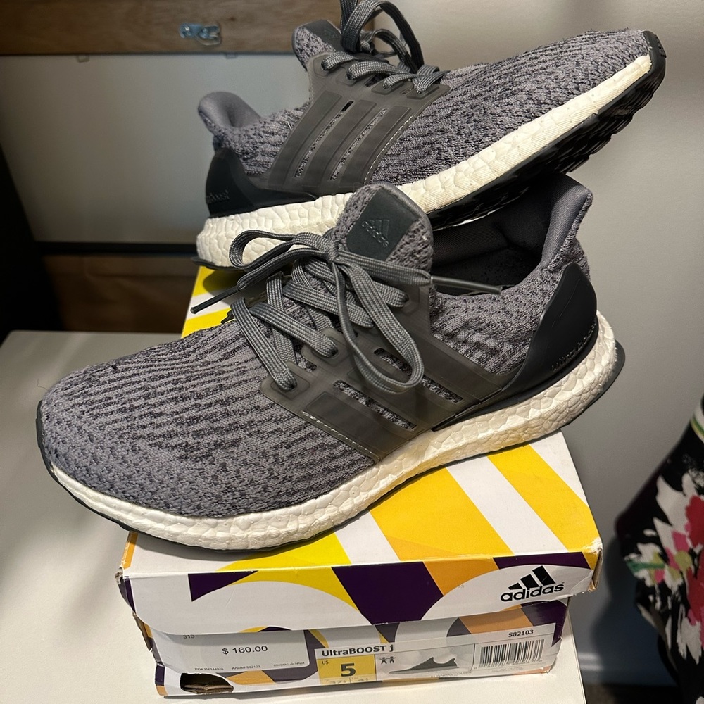 Adidas Ultraboost Grey Shoes Womens 7, Men’s 5 (unisex sizing)